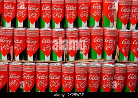 "Gaza Cola"-Dosen werden an einem Verkaufsstand während eines pro-palästinensischen demonstrationsmarsches in Zentral-London verkauft. September 2024. Stockfoto