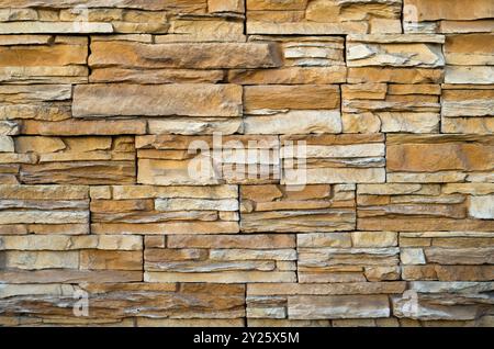 Steinverkleidung aus horizontalen Streifen. Moderne Außenfront. Hintergrund und Textur. Trencin, Slowakei Stockfoto