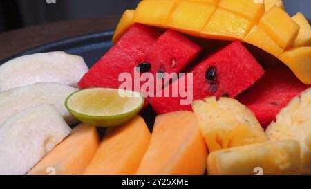 Auswahl an frisch geschnittenen tropischen Früchten einschließlich Wassermelone, Stockfoto