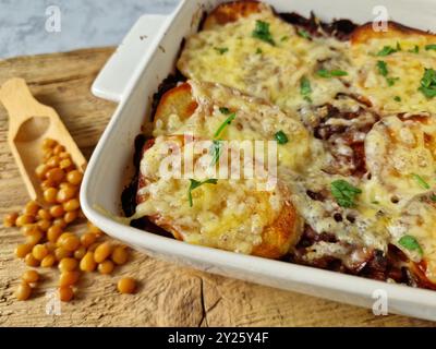 Vegetarischer Linsen- und Kartoffelauflauf in einer Auflaufform Stockfoto