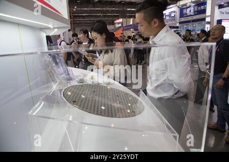 Besucher beobachten verschiedene Siliziumwafer, die während der SEMICON Taiwan im Nangang Exhibition Center in Taipei, Taiwan, im September 6,2024 gezeigt werden. Stockfoto