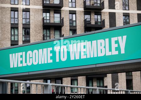 London, Großbritannien, 7. August 2024:- Blick auf das Willkommen im Wembley-Schild, vor dem Wembley-Stadion Stockfoto