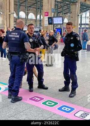 Paris, Frankreich. 9. September 2024. Die Sûreté ferroviaire, auch bekannt als französische Eisenbahnpolizei, schloss heute kurz einen Abschnitt des Bahnhofs Gare du Nord, als Tausende von Paralympics und Fans nach dem Ende der Paralympischen Spiele von Paris 2024 durch Europa nach Hause zogen. Die Polizei wird von der SNCF (Société nationale des Chemins de fer Francais) zum Schutz von Fahrgästen, Sachwerten und Personal im nationalen Eisenbahnnetz, in Bahnhöfen und in Zügen eingesetzt. Quelle: Michael Preston/Alamy Live News Stockfoto