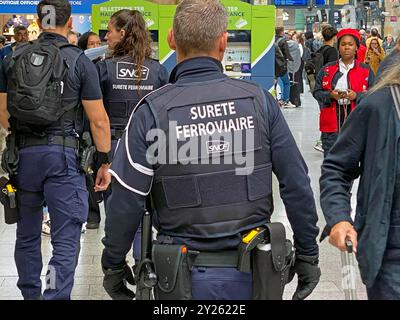 Paris, Frankreich. 9. September 2024. Die Sûreté ferroviaire, auch bekannt als französische Eisenbahnpolizei, schloss heute kurz einen Abschnitt des Bahnhofs Gare du Nord, als Tausende von Paralympics und Fans nach dem Ende der Paralympischen Spiele von Paris 2024 durch Europa nach Hause zogen. Die Polizei wird von der SNCF (Société nationale des Chemins de fer Francais) zum Schutz von Fahrgästen, Sachwerten und Personal im nationalen Eisenbahnnetz, in Bahnhöfen und in Zügen eingesetzt. Quelle: Michael Preston/Alamy Live News Stockfoto