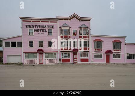 Dawson City, Yukon, Kanada – 27. August 2024 – das historische Westminster Hotel im Stadtzentrum Stockfoto