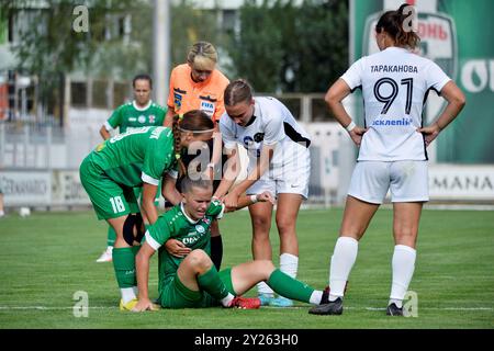 Kiew, Ukraine. August 2024. Kiew, Ukraine 28. August 2024 Spieler beider Mannschaften werden beim Aufstehen geholfen, nachdem sie die Regeln gebrochen haben BOREYKO Yana (17 Obolon) des Spiels der ukrainischen Fußball-Meisterschaft Frauen in der höheren Liga zwischen Obolon und Polissya in der Obolon Arena in Kiew, Ukraine (KUBANOV PAVLO UKR/SPP) Credit: SPP Sport Pressefoto. /Alamy Live News Stockfoto