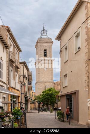 LEglise St Jean Baptiste von der Gasse aus gesehen, Marseillan, Herault, Occitanie, Frankreich, Europa Stockfoto