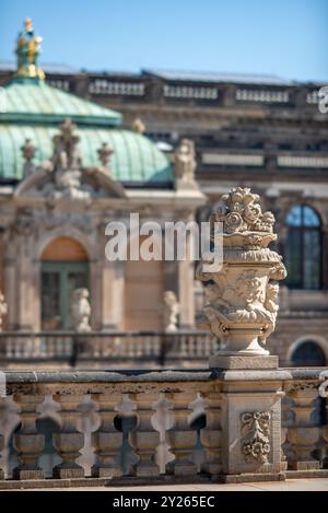 Architektonische Details zum Zwinger Schlosskomplex mit Gärten, einem der bedeutendsten Gebäude des Barocks in Dresden Stockfoto