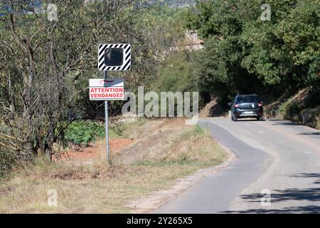 Straßenschild „Achtung: Traubenernte“ am Eingang von Puyloubier, dem größten Weinberg in Bouches-du-Rhône, bekannt für seine AOC Côtes de Provence Sainte Stockfoto