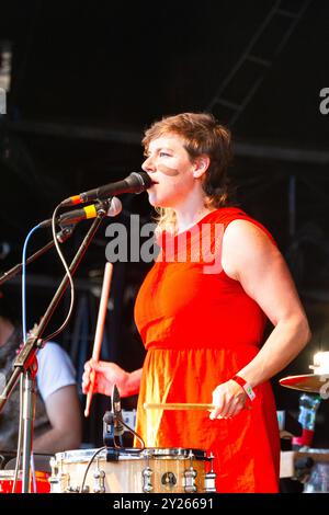 TUNE-YARDS, KONZERT, GREEN MAN FESTIVAL 2012: Ein junger Merrill Garbus aus Tune-Yards live auf der Mountain Stage beim Green man Festival 2012 im Glanusk Park, Brecon, Wales, August 2012. Foto: Rob Watkins. INFO: Tune-Yards ist ein US-amerikanisches Musikprojekt unter der Leitung von Merrill Garbus, das für seine eklektische Mischung aus Indie-Pop, Weltmusik und experimentellen Klängen bekannt ist. Mit innovativen Gesangsloops, mehrschichtigen Rhythmen und sozial bewussten Texten ist ihre Musik kühn, energiegeladen und genreübergreifend. Stockfoto