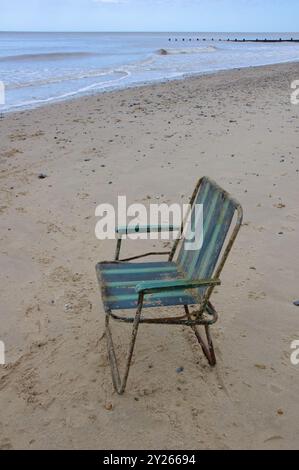 Verlassener Klappstuhl am Strand in Cromer, Norfolk, Großbritannien Stockfoto