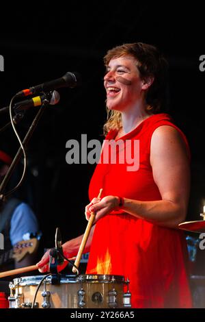 TUNE-YARDS, KONZERT, GREEN MAN FESTIVAL 2012: Ein junger Merrill Garbus aus Tune-Yards live auf der Mountain Stage beim Green man Festival 2012 im Glanusk Park, Brecon, Wales, August 2012. Foto: Rob Watkins. INFO: Tune-Yards ist ein US-amerikanisches Musikprojekt unter der Leitung von Merrill Garbus, das für seine eklektische Mischung aus Indie-Pop, Weltmusik und experimentellen Klängen bekannt ist. Mit innovativen Gesangsloops, mehrschichtigen Rhythmen und sozial bewussten Texten ist ihre Musik kühn, energiegeladen und genreübergreifend. Stockfoto