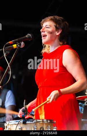 TUNE-YARDS, KONZERT, GREEN MAN FESTIVAL 2012: Ein junger Merrill Garbus aus Tune-Yards live auf der Mountain Stage beim Green man Festival 2012 im Glanusk Park, Brecon, Wales, August 2012. Foto: Rob Watkins. INFO: Tune-Yards ist ein US-amerikanisches Musikprojekt unter der Leitung von Merrill Garbus, das für seine eklektische Mischung aus Indie-Pop, Weltmusik und experimentellen Klängen bekannt ist. Mit innovativen Gesangsloops, mehrschichtigen Rhythmen und sozial bewussten Texten ist ihre Musik kühn, energiegeladen und genreübergreifend. Stockfoto