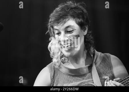 TUNE-YARDS, KONZERT, GREEN MAN FESTIVAL 2012: Ein junger Merrill Garbus aus Tune-Yards live auf der Mountain Stage beim Green man Festival 2012 im Glanusk Park, Brecon, Wales, August 2012. Foto: Rob Watkins. INFO: Tune-Yards ist ein US-amerikanisches Musikprojekt unter der Leitung von Merrill Garbus, das für seine eklektische Mischung aus Indie-Pop, Weltmusik und experimentellen Klängen bekannt ist. Mit innovativen Gesangsloops, mehrschichtigen Rhythmen und sozial bewussten Texten ist ihre Musik kühn, energiegeladen und genreübergreifend. Stockfoto