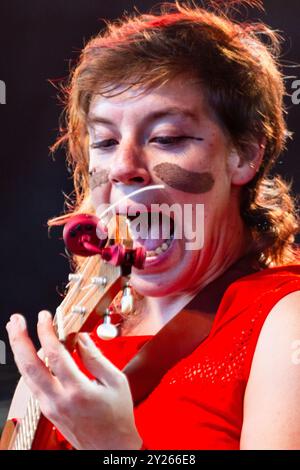 TUNE-YARDS, KONZERT, GREEN MAN FESTIVAL 2012: Ein junger Merrill Garbus aus Tune-Yards live auf der Mountain Stage beim Green man Festival 2012 im Glanusk Park, Brecon, Wales, August 2012. Foto: Rob Watkins. INFO: Tune-Yards ist ein US-amerikanisches Musikprojekt unter der Leitung von Merrill Garbus, das für seine eklektische Mischung aus Indie-Pop, Weltmusik und experimentellen Klängen bekannt ist. Mit innovativen Gesangsloops, mehrschichtigen Rhythmen und sozial bewussten Texten ist ihre Musik kühn, energiegeladen und genreübergreifend. Stockfoto