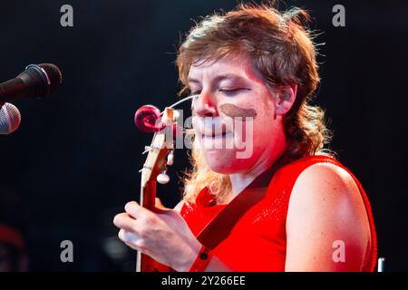 TUNE-YARDS, KONZERT, GREEN MAN FESTIVAL 2012: Ein junger Merrill Garbus aus Tune-Yards live auf der Mountain Stage beim Green man Festival 2012 im Glanusk Park, Brecon, Wales, August 2012. Foto: Rob Watkins. INFO: Tune-Yards ist ein US-amerikanisches Musikprojekt unter der Leitung von Merrill Garbus, das für seine eklektische Mischung aus Indie-Pop, Weltmusik und experimentellen Klängen bekannt ist. Mit innovativen Gesangsloops, mehrschichtigen Rhythmen und sozial bewussten Texten ist ihre Musik kühn, energiegeladen und genreübergreifend. Stockfoto