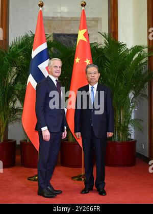 Peking, China. September 2024. Zhao Leji, Vorsitzender des Ständigen Ausschusses des Nationalen Volkskongresses (NPC), trifft am 9. September 2024 in Peking, der Hauptstadt Chinas, mit dem norwegischen Premierminister Jonas Gahr Store zusammen. Quelle: Zhang Ling/Xinhua/Alamy Live News Stockfoto