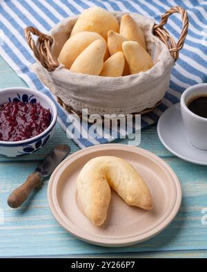 Chipas, typisches südamerikanisches Käsebrötchen mit Kaffee und Marmelade. Stockfoto