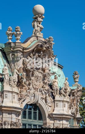 Architektonische Details zum Zwinger Schlosskomplex mit Gärten, einem der bedeutendsten Gebäude des Barocks in Dresden Stockfoto