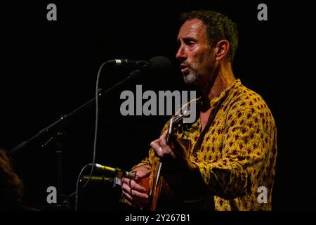 JONATHAN RICHMAN, KONZERT, GREEN MAN FESTIVAL 2012: Musiklegende Jonathan Richman live auf der Far Out Stage beim Green man Festival 2012 im Glanusk Park, Brecon, Wales, August 2012. Foto: Rob Watkins. INFO: Jonathan Richman ist ein US-amerikanischer Singer-Songwriter, der für seinen minimalistischen, herzlichen Stil und seine charmanten, oft skurrilen Texte bekannt ist. Als Frontmann der Modern Lovers und in seiner Soloarbeit verbindet er Rock, Folk und Pop und erforscht Themen wie Unschuld, Liebe und Alltag. Stockfoto