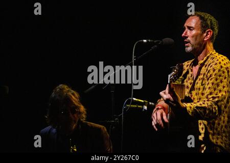JONATHAN RICHMAN, KONZERT, GREEN MAN FESTIVAL 2012: Musiklegende Jonathan Richman live auf der Far Out Stage beim Green man Festival 2012 im Glanusk Park, Brecon, Wales, August 2012. Foto: Rob Watkins. INFO: Jonathan Richman ist ein US-amerikanischer Singer-Songwriter, der für seinen minimalistischen, herzlichen Stil und seine charmanten, oft skurrilen Texte bekannt ist. Als Frontmann der Modern Lovers und in seiner Soloarbeit verbindet er Rock, Folk und Pop und erforscht Themen wie Unschuld, Liebe und Alltag. Stockfoto