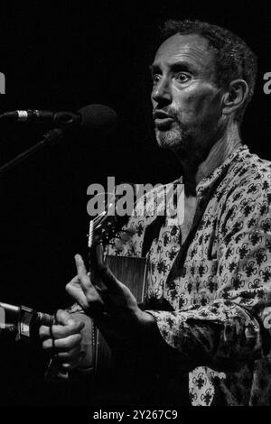 JONATHAN RICHMAN, KONZERT, GREEN MAN FESTIVAL 2012: Musiklegende Jonathan Richman live auf der Far Out Stage beim Green man Festival 2012 im Glanusk Park, Brecon, Wales, August 2012. Foto: Rob Watkins. INFO: Jonathan Richman ist ein US-amerikanischer Singer-Songwriter, der für seinen minimalistischen, herzlichen Stil und seine charmanten, oft skurrilen Texte bekannt ist. Als Frontmann der Modern Lovers und in seiner Soloarbeit verbindet er Rock, Folk und Pop und erforscht Themen wie Unschuld, Liebe und Alltag. Stockfoto