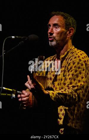 JONATHAN RICHMAN, KONZERT, GREEN MAN FESTIVAL 2012: Musiklegende Jonathan Richman live auf der Far Out Stage beim Green man Festival 2012 im Glanusk Park, Brecon, Wales, August 2012. Foto: Rob Watkins. INFO: Jonathan Richman ist ein US-amerikanischer Singer-Songwriter, der für seinen minimalistischen, herzlichen Stil und seine charmanten, oft skurrilen Texte bekannt ist. Als Frontmann der Modern Lovers und in seiner Soloarbeit verbindet er Rock, Folk und Pop und erforscht Themen wie Unschuld, Liebe und Alltag. Stockfoto