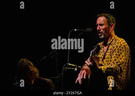 JONATHAN RICHMAN, KONZERT, GREEN MAN FESTIVAL 2012: Musiklegende Jonathan Richman live auf der Far Out Stage beim Green man Festival 2012 im Glanusk Park, Brecon, Wales, August 2012. Foto: Rob Watkins. INFO: Jonathan Richman ist ein US-amerikanischer Singer-Songwriter, der für seinen minimalistischen, herzlichen Stil und seine charmanten, oft skurrilen Texte bekannt ist. Als Frontmann der Modern Lovers und in seiner Soloarbeit verbindet er Rock, Folk und Pop und erforscht Themen wie Unschuld, Liebe und Alltag. Stockfoto