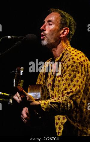 JONATHAN RICHMAN, KONZERT, GREEN MAN FESTIVAL 2012: Musiklegende Jonathan Richman live auf der Far Out Stage beim Green man Festival 2012 im Glanusk Park, Brecon, Wales, August 2012. Foto: Rob Watkins. INFO: Jonathan Richman ist ein US-amerikanischer Singer-Songwriter, der für seinen minimalistischen, herzlichen Stil und seine charmanten, oft skurrilen Texte bekannt ist. Als Frontmann der Modern Lovers und in seiner Soloarbeit verbindet er Rock, Folk und Pop und erforscht Themen wie Unschuld, Liebe und Alltag. Stockfoto