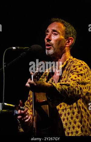 JONATHAN RICHMAN, KONZERT, GREEN MAN FESTIVAL 2012: Musiklegende Jonathan Richman live auf der Far Out Stage beim Green man Festival 2012 im Glanusk Park, Brecon, Wales, August 2012. Foto: Rob Watkins. INFO: Jonathan Richman ist ein US-amerikanischer Singer-Songwriter, der für seinen minimalistischen, herzlichen Stil und seine charmanten, oft skurrilen Texte bekannt ist. Als Frontmann der Modern Lovers und in seiner Soloarbeit verbindet er Rock, Folk und Pop und erforscht Themen wie Unschuld, Liebe und Alltag. Stockfoto