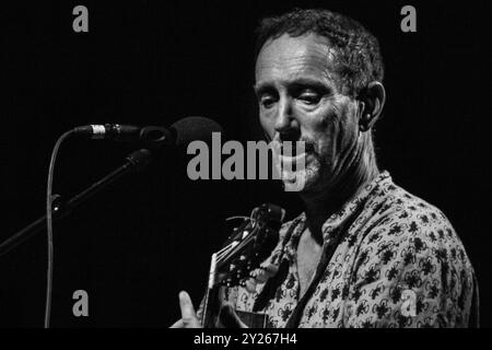 JONATHAN RICHMAN, KONZERT, GREEN MAN FESTIVAL 2012: Musiklegende Jonathan Richman live auf der Far Out Stage beim Green man Festival 2012 im Glanusk Park, Brecon, Wales, August 2012. Foto: Rob Watkins. INFO: Jonathan Richman ist ein US-amerikanischer Singer-Songwriter, der für seinen minimalistischen, herzlichen Stil und seine charmanten, oft skurrilen Texte bekannt ist. Als Frontmann der Modern Lovers und in seiner Soloarbeit verbindet er Rock, Folk und Pop und erforscht Themen wie Unschuld, Liebe und Alltag. Stockfoto