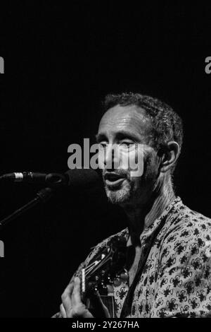 JONATHAN RICHMAN, KONZERT, GREEN MAN FESTIVAL 2012: Musiklegende Jonathan Richman live auf der Far Out Stage beim Green man Festival 2012 im Glanusk Park, Brecon, Wales, August 2012. Foto: Rob Watkins. INFO: Jonathan Richman ist ein US-amerikanischer Singer-Songwriter, der für seinen minimalistischen, herzlichen Stil und seine charmanten, oft skurrilen Texte bekannt ist. Als Frontmann der Modern Lovers und in seiner Soloarbeit verbindet er Rock, Folk und Pop und erforscht Themen wie Unschuld, Liebe und Alltag. Stockfoto