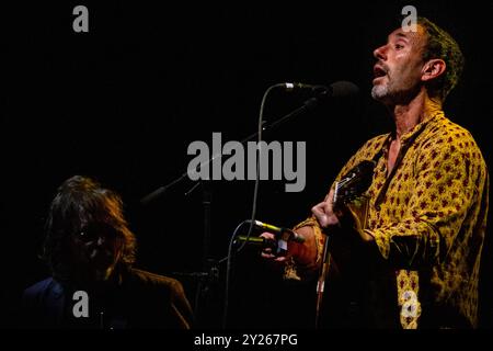 JONATHAN RICHMAN, KONZERT, GREEN MAN FESTIVAL 2012: Musiklegende Jonathan Richman live auf der Far Out Stage beim Green man Festival 2012 im Glanusk Park, Brecon, Wales, August 2012. Foto: Rob Watkins. INFO: Jonathan Richman ist ein US-amerikanischer Singer-Songwriter, der für seinen minimalistischen, herzlichen Stil und seine charmanten, oft skurrilen Texte bekannt ist. Als Frontmann der Modern Lovers und in seiner Soloarbeit verbindet er Rock, Folk und Pop und erforscht Themen wie Unschuld, Liebe und Alltag. Stockfoto