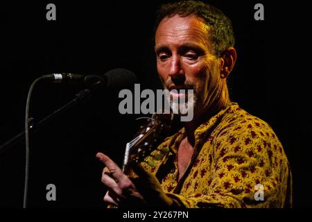 JONATHAN RICHMAN, KONZERT, GREEN MAN FESTIVAL 2012: Musiklegende Jonathan Richman live auf der Far Out Stage beim Green man Festival 2012 im Glanusk Park, Brecon, Wales, August 2012. Foto: Rob Watkins. INFO: Jonathan Richman ist ein US-amerikanischer Singer-Songwriter, der für seinen minimalistischen, herzlichen Stil und seine charmanten, oft skurrilen Texte bekannt ist. Als Frontmann der Modern Lovers und in seiner Soloarbeit verbindet er Rock, Folk und Pop und erforscht Themen wie Unschuld, Liebe und Alltag. Stockfoto