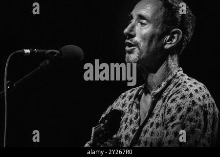 JONATHAN RICHMAN, KONZERT, GREEN MAN FESTIVAL 2012: Musiklegende Jonathan Richman live auf der Far Out Stage beim Green man Festival 2012 im Glanusk Park, Brecon, Wales, August 2012. Foto: Rob Watkins. INFO: Jonathan Richman ist ein US-amerikanischer Singer-Songwriter, der für seinen minimalistischen, herzlichen Stil und seine charmanten, oft skurrilen Texte bekannt ist. Als Frontmann der Modern Lovers und in seiner Soloarbeit verbindet er Rock, Folk und Pop und erforscht Themen wie Unschuld, Liebe und Alltag. Stockfoto