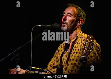 JONATHAN RICHMAN, KONZERT, GREEN MAN FESTIVAL 2012: Musiklegende Jonathan Richman live auf der Far Out Stage beim Green man Festival 2012 im Glanusk Park, Brecon, Wales, August 2012. Foto: Rob Watkins. INFO: Jonathan Richman ist ein US-amerikanischer Singer-Songwriter, der für seinen minimalistischen, herzlichen Stil und seine charmanten, oft skurrilen Texte bekannt ist. Als Frontmann der Modern Lovers und in seiner Soloarbeit verbindet er Rock, Folk und Pop und erforscht Themen wie Unschuld, Liebe und Alltag. Stockfoto