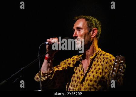 JONATHAN RICHMAN, KONZERT, GREEN MAN FESTIVAL 2012: Musiklegende Jonathan Richman live auf der Far Out Stage beim Green man Festival 2012 im Glanusk Park, Brecon, Wales, August 2012. Foto: Rob Watkins. INFO: Jonathan Richman ist ein US-amerikanischer Singer-Songwriter, der für seinen minimalistischen, herzlichen Stil und seine charmanten, oft skurrilen Texte bekannt ist. Als Frontmann der Modern Lovers und in seiner Soloarbeit verbindet er Rock, Folk und Pop und erforscht Themen wie Unschuld, Liebe und Alltag. Stockfoto