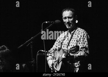 JONATHAN RICHMAN, KONZERT, GREEN MAN FESTIVAL 2012: Musiklegende Jonathan Richman live auf der Far Out Stage beim Green man Festival 2012 im Glanusk Park, Brecon, Wales, August 2012. Foto: Rob Watkins. INFO: Jonathan Richman ist ein US-amerikanischer Singer-Songwriter, der für seinen minimalistischen, herzlichen Stil und seine charmanten, oft skurrilen Texte bekannt ist. Als Frontmann der Modern Lovers und in seiner Soloarbeit verbindet er Rock, Folk und Pop und erforscht Themen wie Unschuld, Liebe und Alltag. Stockfoto