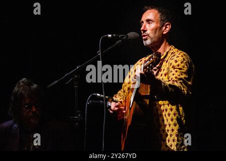 JONATHAN RICHMAN, KONZERT, GREEN MAN FESTIVAL 2012: Musiklegende Jonathan Richman live auf der Far Out Stage beim Green man Festival 2012 im Glanusk Park, Brecon, Wales, August 2012. Foto: Rob Watkins. INFO: Jonathan Richman ist ein US-amerikanischer Singer-Songwriter, der für seinen minimalistischen, herzlichen Stil und seine charmanten, oft skurrilen Texte bekannt ist. Als Frontmann der Modern Lovers und in seiner Soloarbeit verbindet er Rock, Folk und Pop und erforscht Themen wie Unschuld, Liebe und Alltag. Stockfoto
