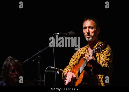 JONATHAN RICHMAN, KONZERT, GREEN MAN FESTIVAL 2012: Musiklegende Jonathan Richman live auf der Far Out Stage beim Green man Festival 2012 im Glanusk Park, Brecon, Wales, August 2012. Foto: Rob Watkins. INFO: Jonathan Richman ist ein US-amerikanischer Singer-Songwriter, der für seinen minimalistischen, herzlichen Stil und seine charmanten, oft skurrilen Texte bekannt ist. Als Frontmann der Modern Lovers und in seiner Soloarbeit verbindet er Rock, Folk und Pop und erforscht Themen wie Unschuld, Liebe und Alltag. Stockfoto