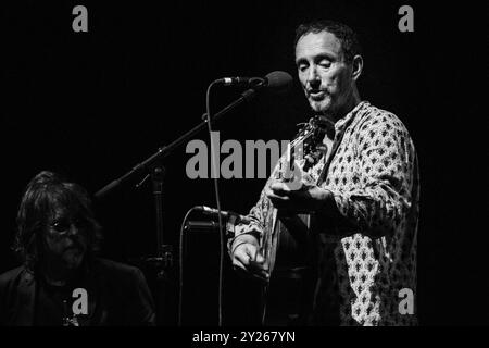 JONATHAN RICHMAN, KONZERT, GREEN MAN FESTIVAL 2012: Musiklegende Jonathan Richman live auf der Far Out Stage beim Green man Festival 2012 im Glanusk Park, Brecon, Wales, August 2012. Foto: Rob Watkins. INFO: Jonathan Richman ist ein US-amerikanischer Singer-Songwriter, der für seinen minimalistischen, herzlichen Stil und seine charmanten, oft skurrilen Texte bekannt ist. Als Frontmann der Modern Lovers und in seiner Soloarbeit verbindet er Rock, Folk und Pop und erforscht Themen wie Unschuld, Liebe und Alltag. Stockfoto