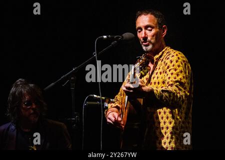 JONATHAN RICHMAN, KONZERT, GREEN MAN FESTIVAL 2012: Musiklegende Jonathan Richman live auf der Far Out Stage beim Green man Festival 2012 im Glanusk Park, Brecon, Wales, August 2012. Foto: Rob Watkins. INFO: Jonathan Richman ist ein US-amerikanischer Singer-Songwriter, der für seinen minimalistischen, herzlichen Stil und seine charmanten, oft skurrilen Texte bekannt ist. Als Frontmann der Modern Lovers und in seiner Soloarbeit verbindet er Rock, Folk und Pop und erforscht Themen wie Unschuld, Liebe und Alltag. Stockfoto