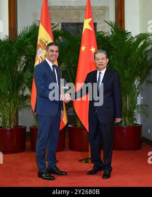 Peking, China. September 2024. Zhao Leji, Vorsitzender des Ständigen Ausschusses des Nationalen Volkskongresses (NPC), trifft am 9. September 2024 in Peking, der Hauptstadt Chinas, mit dem spanischen Premierminister Pedro Sanchez zusammen. Quelle: Zhang Ling/Xinhua/Alamy Live News Stockfoto