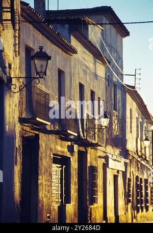 Straße in der Abenddämmerung. Villanueva de Los Infantes, Provinz Ciudad Real, Castilla La Mancha, Spanien. Stockfoto