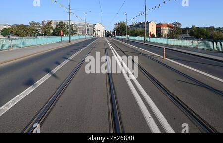 Straßenbahn- und Autobrücke in Krakau in Polen. Stockfoto