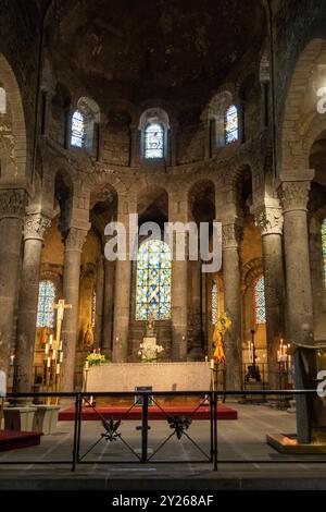 Chor der Basilika Notre-Dame d'Orcival mit romanischer Architektur der Auvergne in Puy-de-Dôme, Auvergne-Rhone-Ales, Frankreich Stockfoto