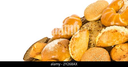 Croissants und süßes Gebäck isoliert auf weißem Hintergrund. Freier Platz für Text. Breites Foto. Stockfoto