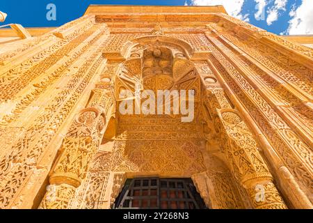 Eingang von Divrigi Ulu Camii oder große Moschee von Divrigi. Sivas Türkei - 6.26.2024 Stockfoto