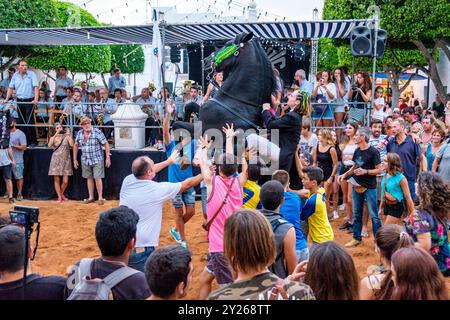 Traditioneller Pferdetanz „Jaleo“ aus dem 14. Jahrhundert, Festlichkeiten von Sant Lluís, Dorf Sant Lluís, Menorca, Balearen, Spanien. Stockfoto