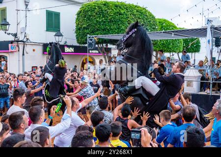 Traditioneller Pferdetanz „Jaleo“ aus dem 14. Jahrhundert, Festlichkeiten von Sant Lluís, Dorf Sant Lluís, Menorca, Balearen, Spanien. Stockfoto